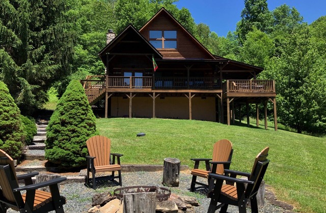 Apple Cove - hot tub, wood burning fireplace, pet friendly