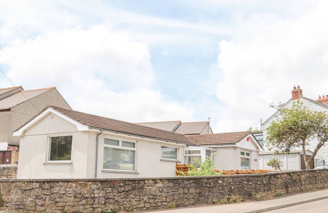 APPLE TREE BUNGALOW, pet friendly, with a garden in Lanner