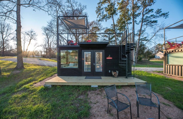 Applewood: 2 mins to Lake Conroe! Rooftop deck, Heated Pool, Fire Pit