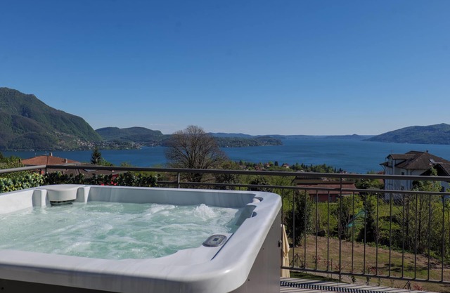 Ca. 210 m² große 6½-Zimmer-Hauseinheit mit großer Sonnenterrasse mit Whirlpool und Traumseesicht