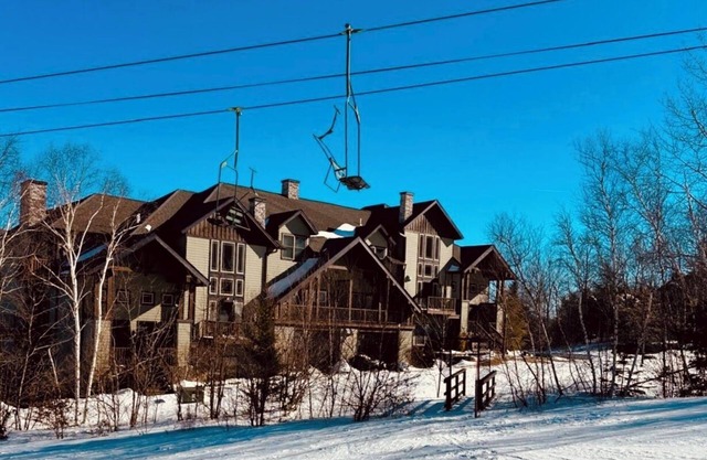 Apres Ski Luxury SKI-IN/OUT HUNTER MOUNTAIN Slopeside STEPS to Ski School Lodge