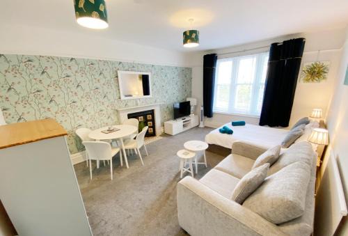 April Lodge The Chine- A Spacious Studio Close to the Beach-Parking-Perfect for couples- Professionals-Contractors