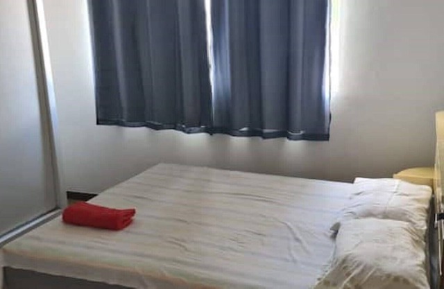 Apt(2) in the center of VR everything close up to 5 people