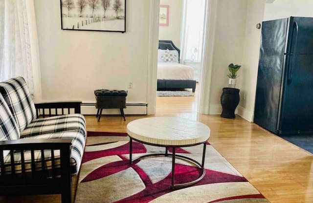 Apt #3 · Clean and simple one bed room apt around Otr/UC