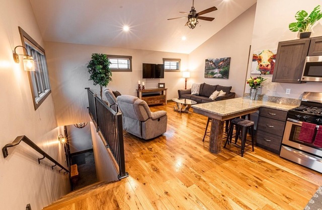 Apt. 7703' - In-town livin', few blocks from downtown shops & restaurants