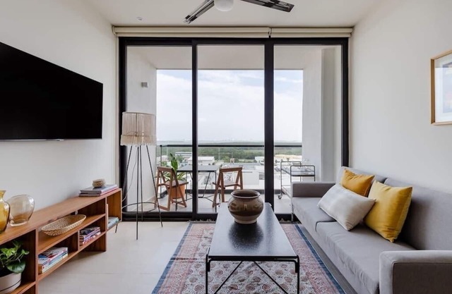 Apt 903 with stunning Lagoon view w/pool and gym