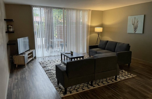 Apt F- furnished 1bed/1bath upstairs with mountain view in Downtown Palm Springs