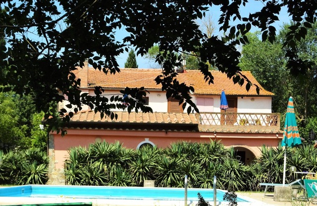 Apt Violetta in Antica Fattoria Toscana con Piscina, Giardino, Vicinanze Mare