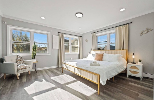 Apt w/King Bed, Free Parking, by Electric Works!