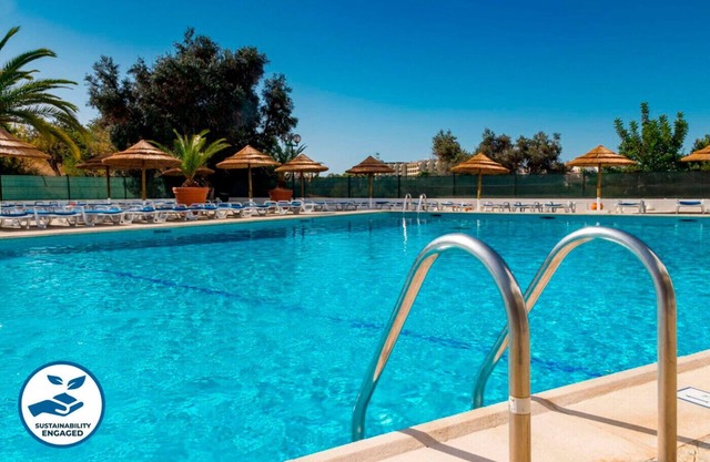 Apt w/ Pools, Jacuzzi & Sea View, Albufeira