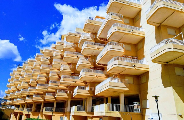 Apartment with two bedrooms, large terrace with awning and views of the sea and the pool!