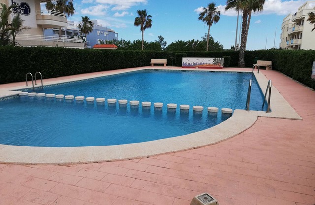 Apto. con dos Dormitorios, Garaje, Piscina y Pista de Tenis!
