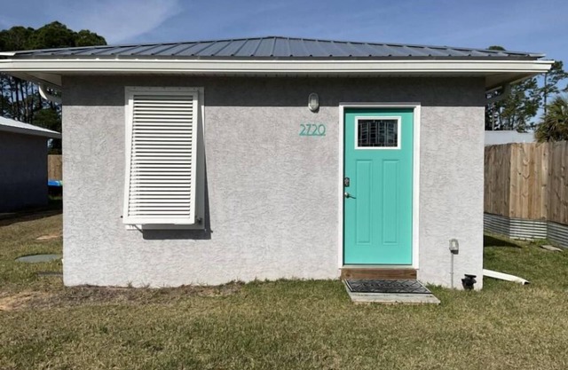 Aqua Diver is a darling 1 BR house on the East end of Panama City Beach, Florida