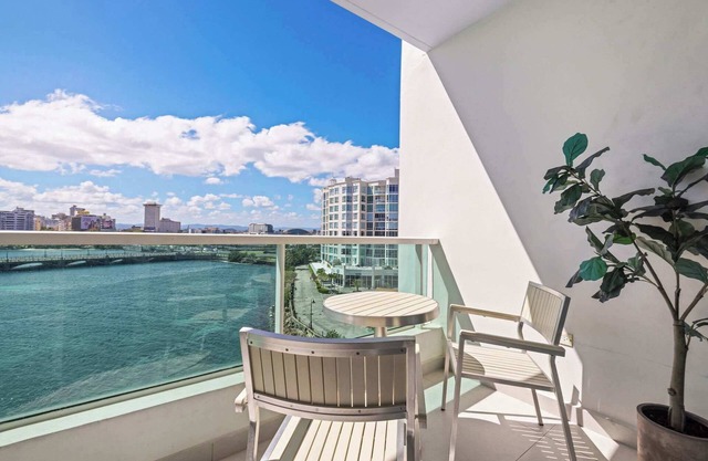 Aqua Vista | Modern & Waterfront in Best Location