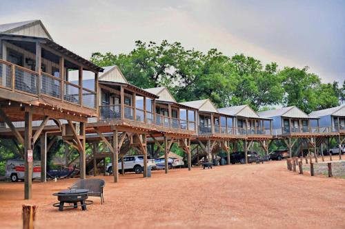 Aquatic Retreat: Waterfront Tented Cabin with Full Amenities for Water Lovers in Cibolo, TX