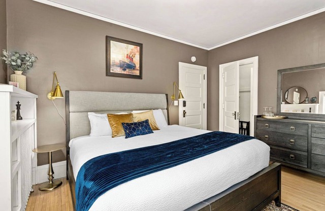 Aquitainia Suite w/ Jacuzzi & Fireplace