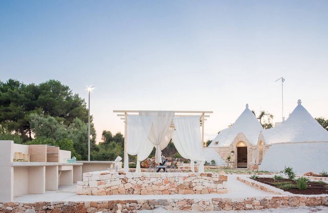 Trulli-Arabeske, 2 kommunizierende Kegel der insgesamt 4 Betten mehr