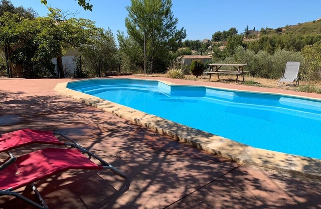 Aramon schöne Villa bis zu 23 Personen ruhig und Naturbad