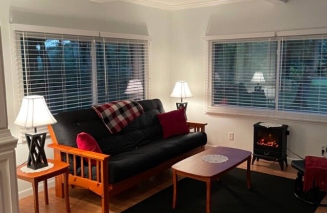 Arbor Acres Cottage! Bright, cheery, cozy and ready for you right by Wis Dells!