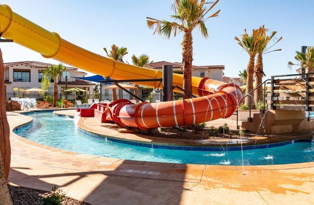 Brandneues, wunderschönes Resort-Ferienhaus. 5 Schlafzimmer 5. 5 Bäder! Schwimmbad