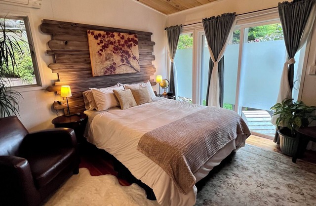 Arcata Forest Retreat: Peaceful Redwood Suite 5 min to Downtown Arcata w Firepit