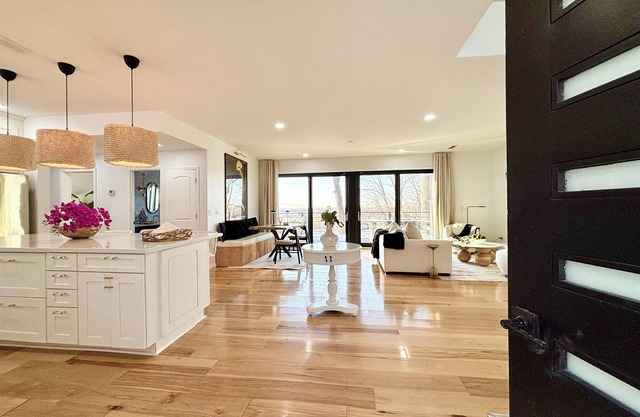 Arch View Luxury Home 5 minutes to St. Louis:Private Pool,Sauna,Free Wine&Brkfst