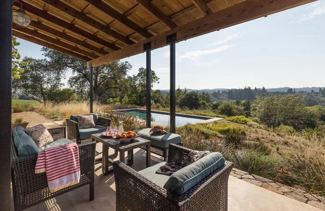 Neu renoviertes, vom Architekten entworfenes Haus mit Weinlandblick und Pool und Spa