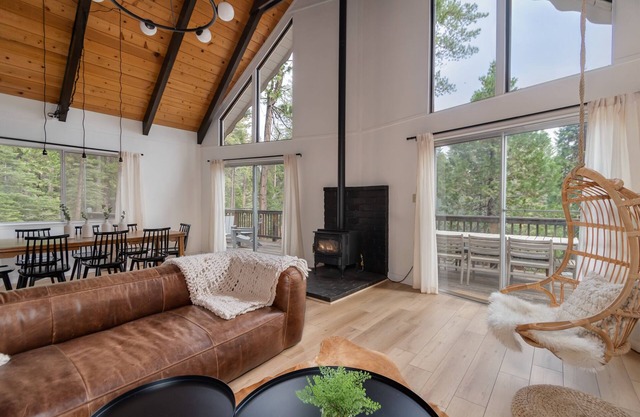 Architect's Retreat- Stylish Chalet in Blue Lake Springs