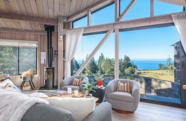 Architectural Treasure | Private Hot Tub!