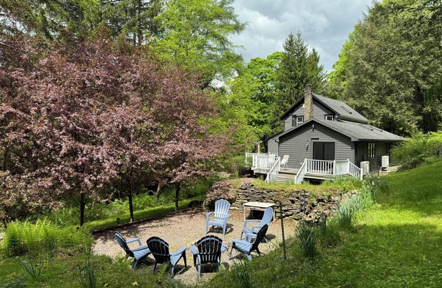 Architectural Gem - Catskill Chalet, hot tub, wraparound deck on 6 acres