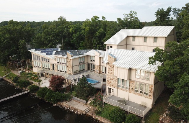 Architektonisches Wunder am Seeufer im Herzen von Osage Beach! mit Dock & Whirlpool
