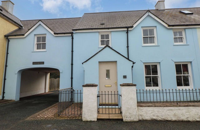 ARCHWAY HOUSE, pet friendly, with a garden in St Davids