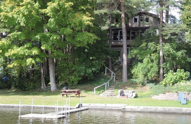 Ardeevin - Goodyear Lake - Panoramic lake views, fire pit on waterfront
