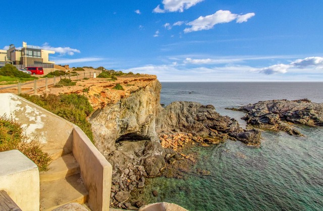 Are you dreaming of a vacation by the sea with the whole family? Then take a closer look at this bea