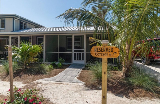 Are you looking for a quaint fishing village in the heart of Captiva Island? - Jensen's Cottage #06