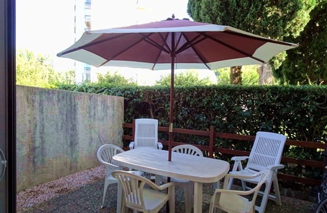 Komfort Ferienwohnung mit Terrasse, Pool und Tennis – 500m zum Strand