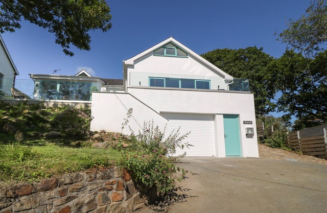 ARGRAIG, pet friendly, luxury holiday cottage in Llanbedrog