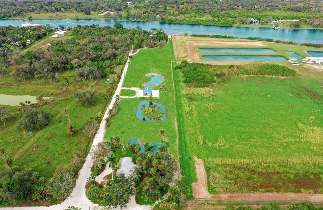 Aria Oasis~King Bed, Privacy, Ponds, Cows, Luxury. Weddings, Events, Retreats!
