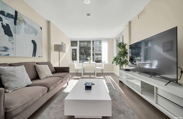 ARIES PALACE - LUXURY 2 BEDROOM SUITE w AC&Parking