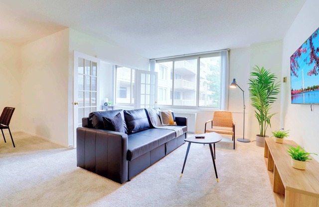 Modern Crystal City Apt | Walk to Metro