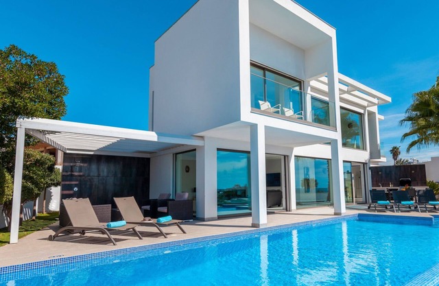 ELEGANT VILLA WITH HEATED POOL, BBQ AND OUTDOOR AREA