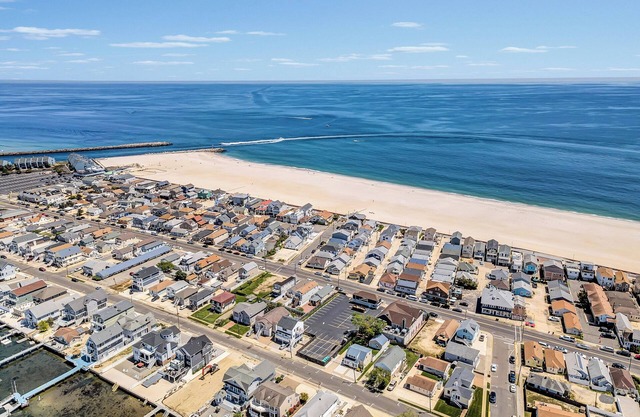 ARN25L - 1st Floor 2BR 1 bath within a block to it all - Pets OK, 4 Tags by Shore Points Vacations
