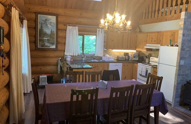 Arnie’s Beautiful Log Cabin Hideaway