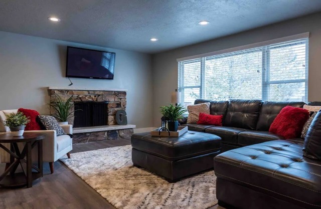 Around The Bend Bungalow - Large Groups Welcome.