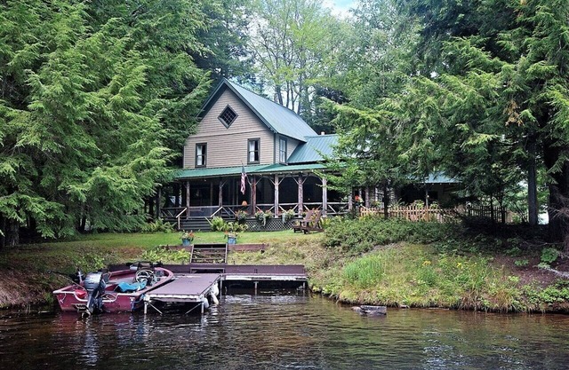 Pfeilspitzenlager. Willkommen in einem neuen Camp in Inlet, NY