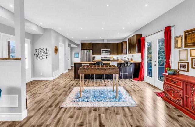 Art Deco Home near Lake Simcoe w/ Patio + Fire pit