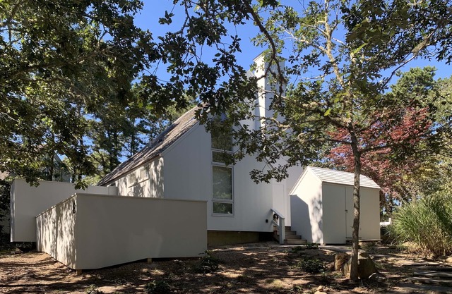 KUNSTGEFÜLLTE STRANDHÄUSER IN DER PRIVATE WATERFRONT COMMUNITY OF WATERVIEW FARMS!