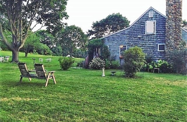 Art filled house 3.5 acre. 1 min from beach