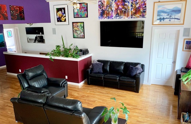 Art Home, Luxury Hot Tub, nursery, many amenities, solar, EV charger