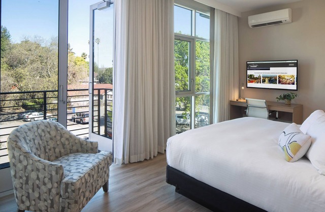 Art House Hotel and Suites